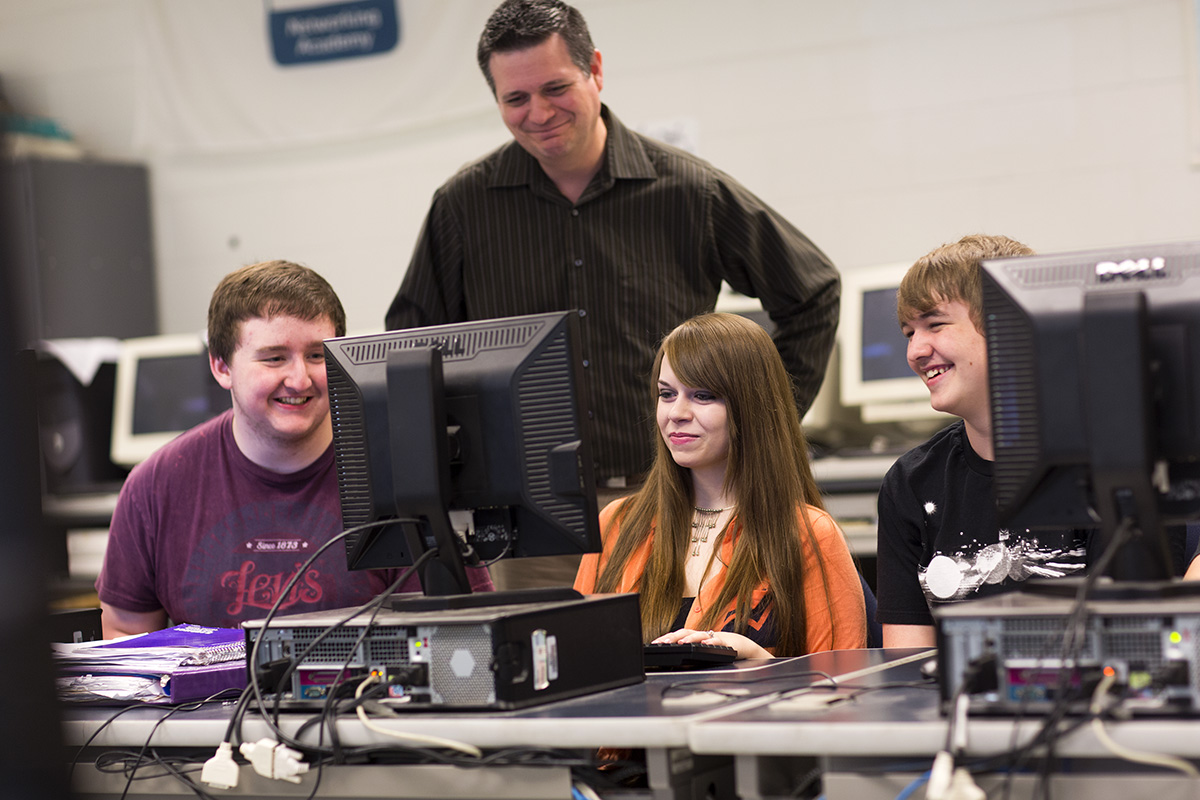 Technology center teacher Nathan Frederick with students from the TEALS Intro to Computer Science class at the Morgan County Area Technology Center in Kentucky. Photo by Mike Kane.