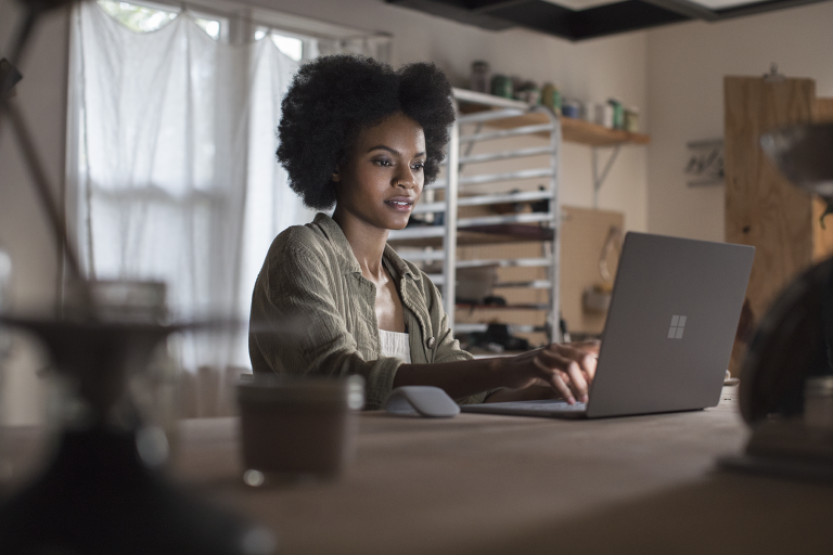 Surface Laptop features a vibrant 13.5” edge-to-edge PixelSense™ display optimized for touch and inking with 3.4 million pixels.