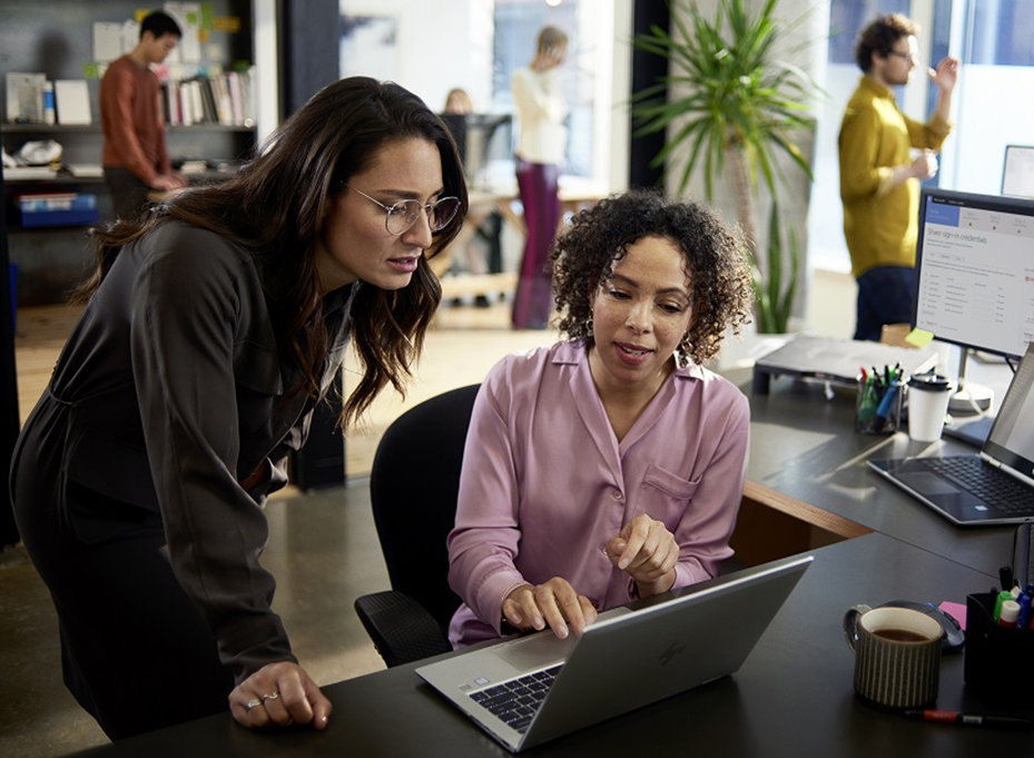 Profesionales colaborando en un entorno de trabajo Microsoft