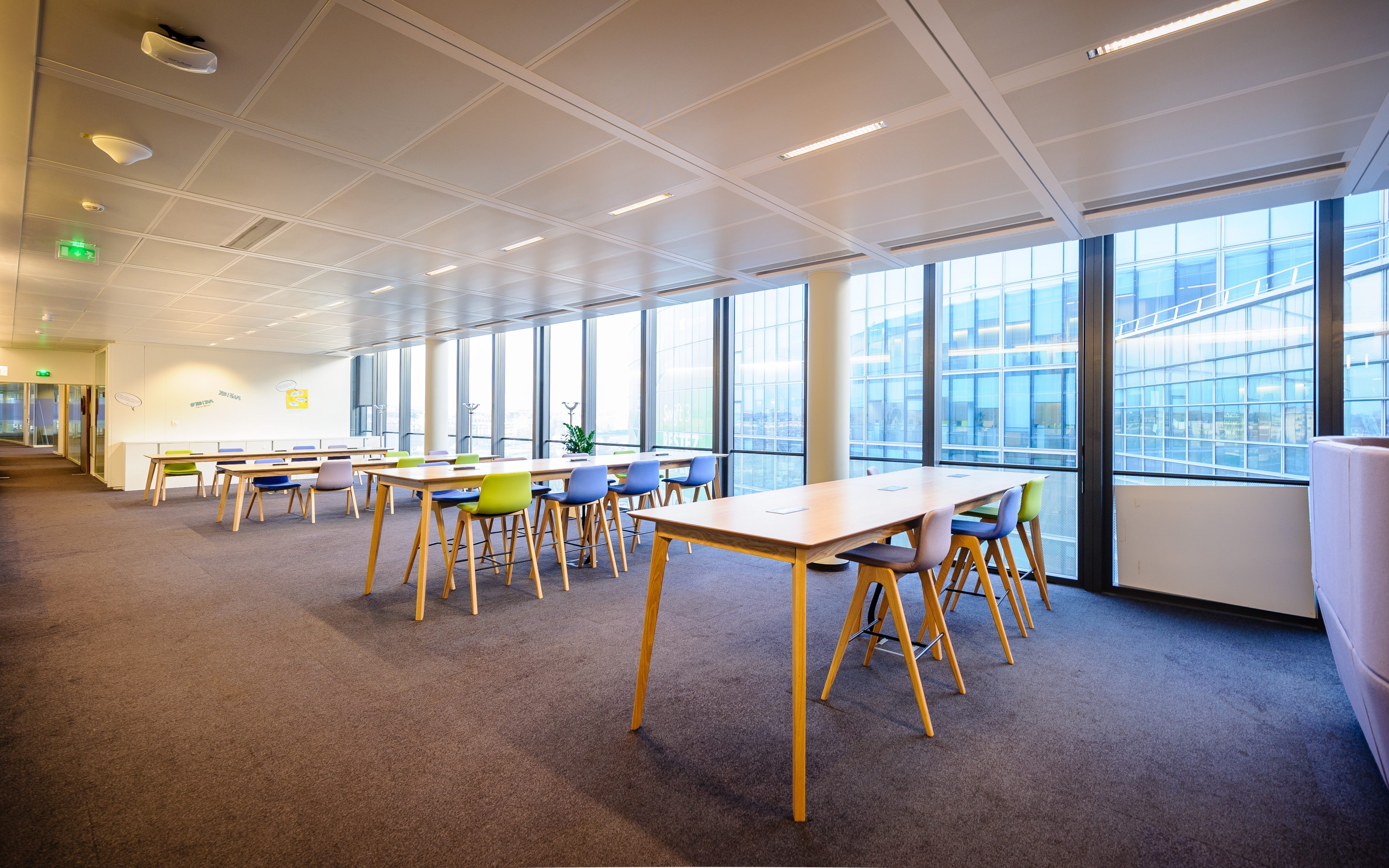 Les tables en bois - Espace de collaboration informel