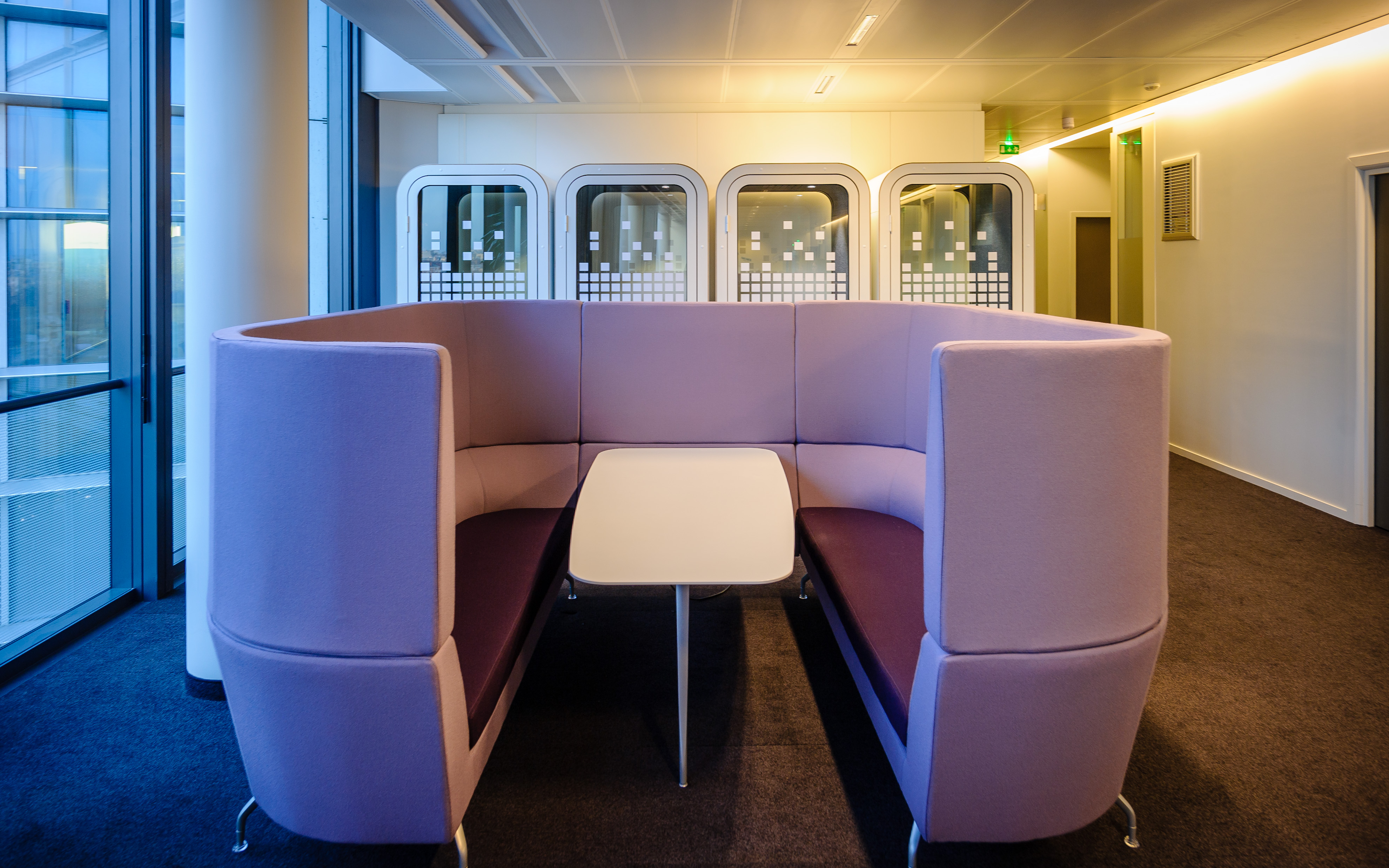 Les banquettes - Un espace semi-fermé de collaboration à 3 ou 4