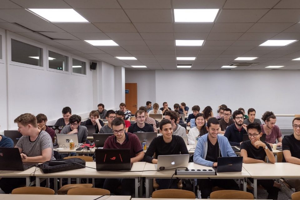 élèves devant leur ordinateur