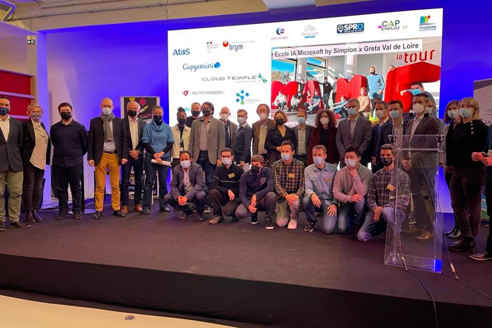 Photo de groupe de l'inauguration de l'Ecole Microsoft IA à Tours