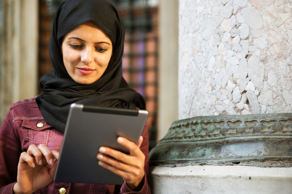 Female holding a device امرأة تحمل جهاز.