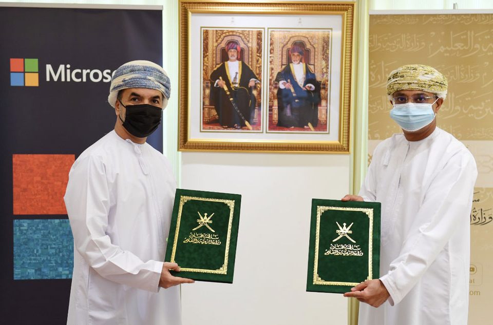 A picture of His Excellency Majid bin Saeed bin Suleiman al Bahri, Undersecretary for Administrative and Financial Affairs at the Ministry of Education, and Sheikh Saif Hilal al Hosni, Country Manager Microsoft, Oman and Bahrain.