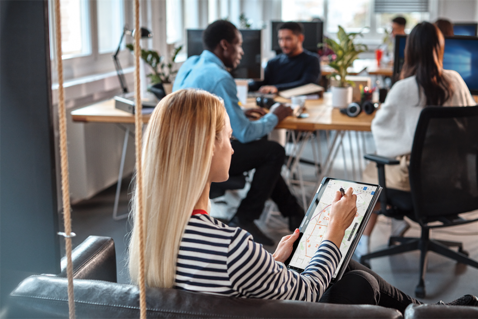 Kvinnor och män arbetar och programmerar på jobbet