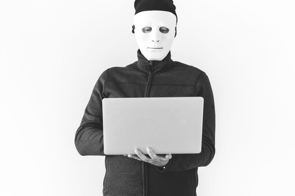UndersöMilenniegenerationen i högriskgruppen att utsättas för, och förlora pengar till cyberbedragare kning om bedrägeri och datorintrång
