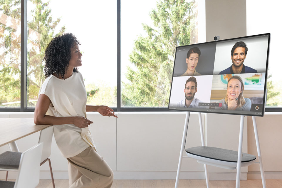 -5cb742ab1761a--5cb742ab17620SurfaceHub2S-Context4.jpg