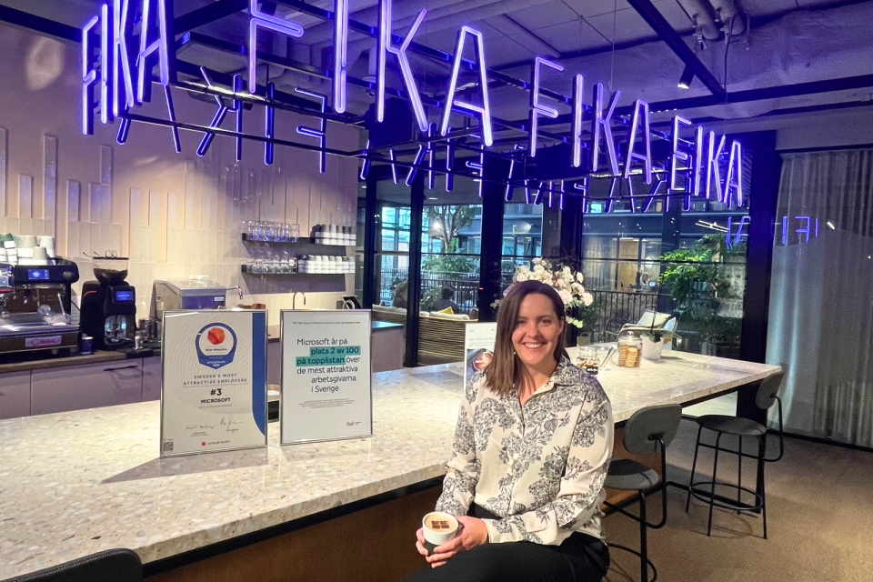 Jessica Hellquist från HR-teamet tillsammans med båda diplomen i Microsoft Sveriges café