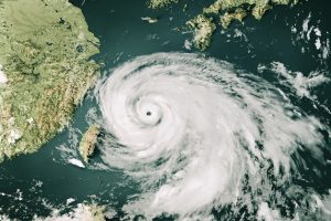 En 3D-bild av en topografisk karta med virvlande moln från en tyfon över Stilla havet nära Japan.