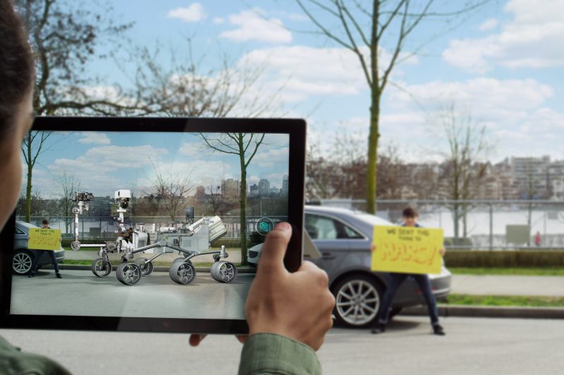 View in mixed reality enables you to capture mixed reality by inserting 3D objects into your world. 