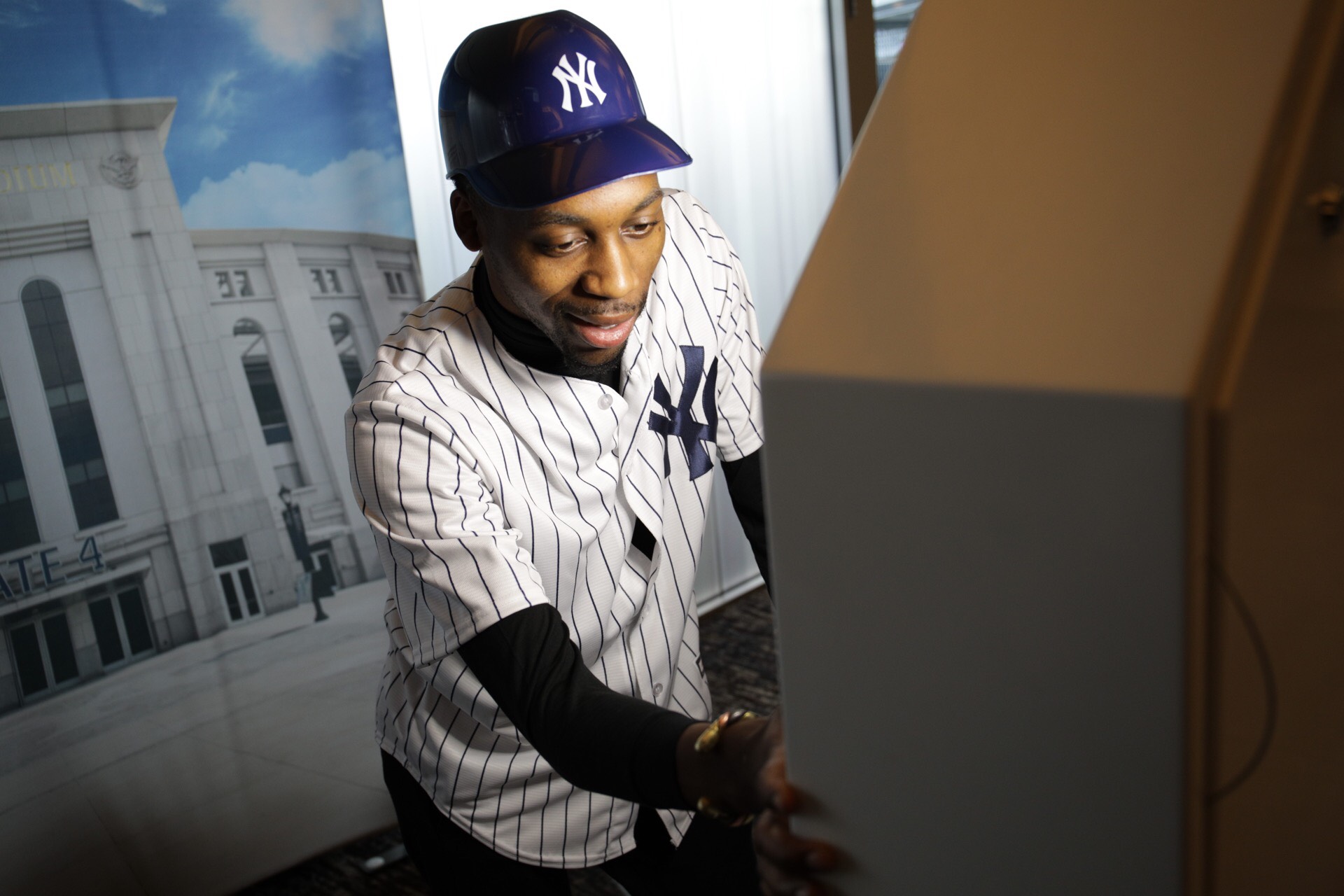 A New York Yankees fan makes a personalize baseball card. (Image courtesy of FoxTales)