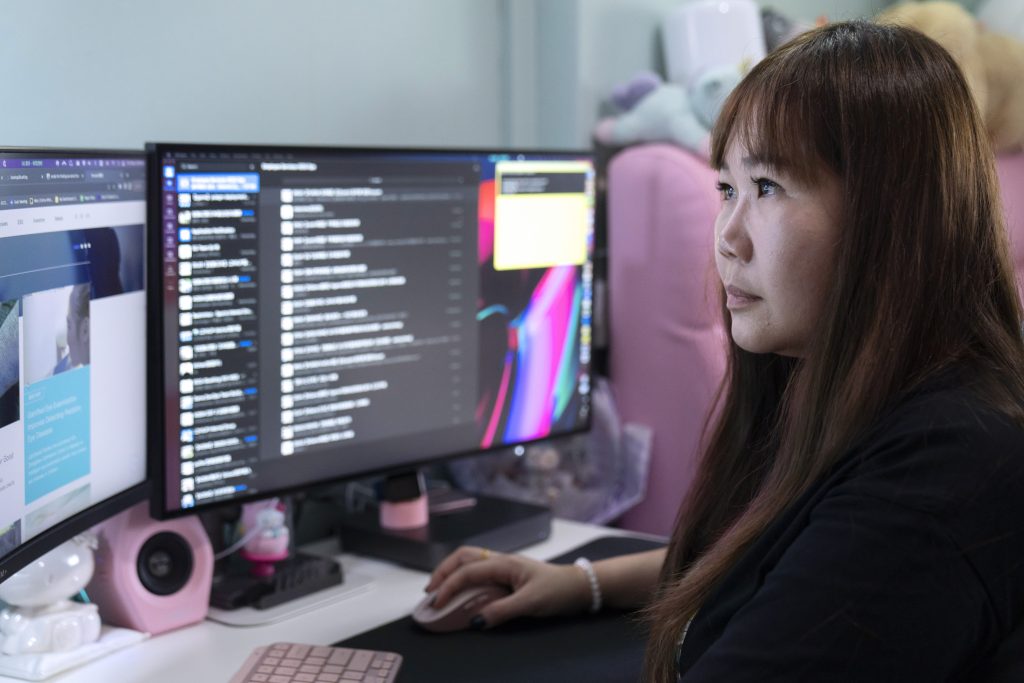 Nelly Lee works on a computer