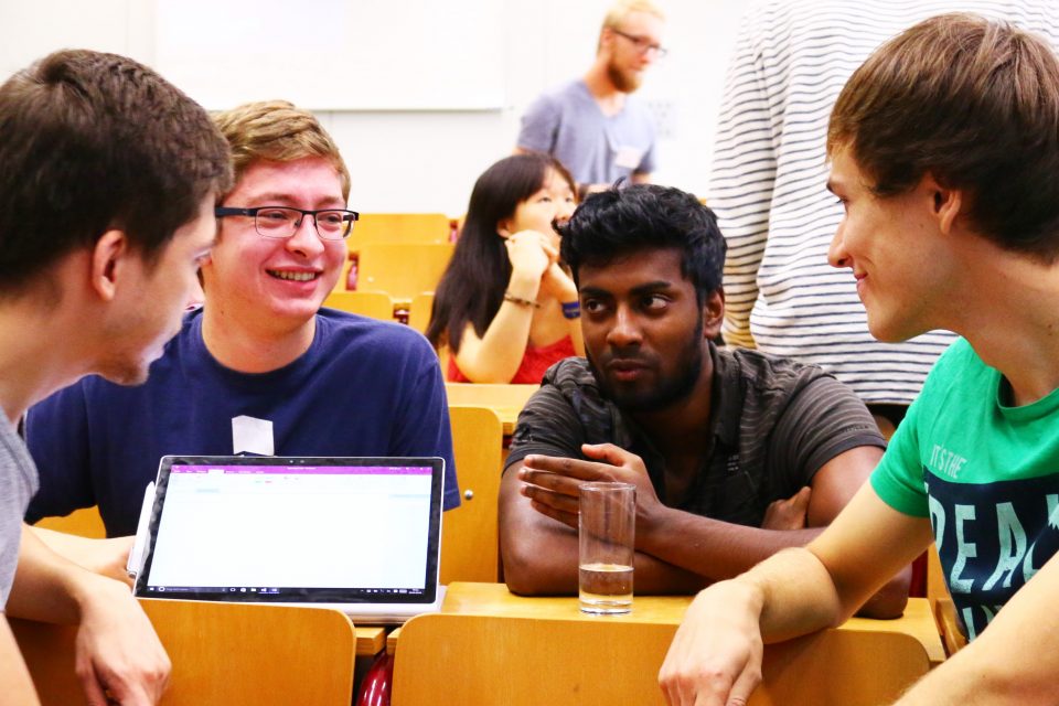 Studierende beim Microsoft Hack@Home