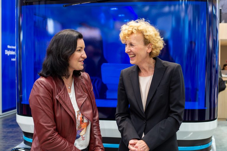 Hannover Messe 2018: Dorothee Bär, Staatsministerin im Bundeskanzleramt für Digitalisierung, und Sabine Bendiek, Geschäftsführerin der Microsoft Deutschland GmbH (v.l.); (Copyright e.GO Digital)