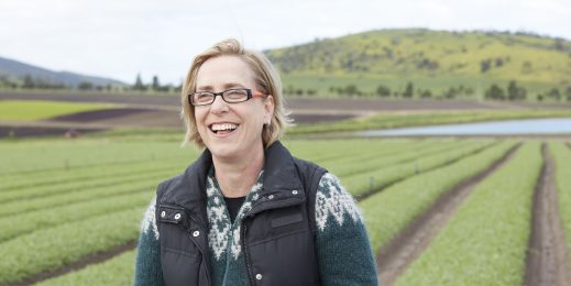 Bild von Ros Harvey vor einem Feld