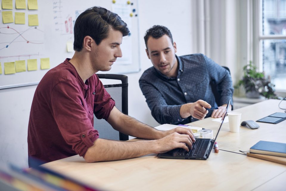 Zwei Kollegen arbeiten zusammen