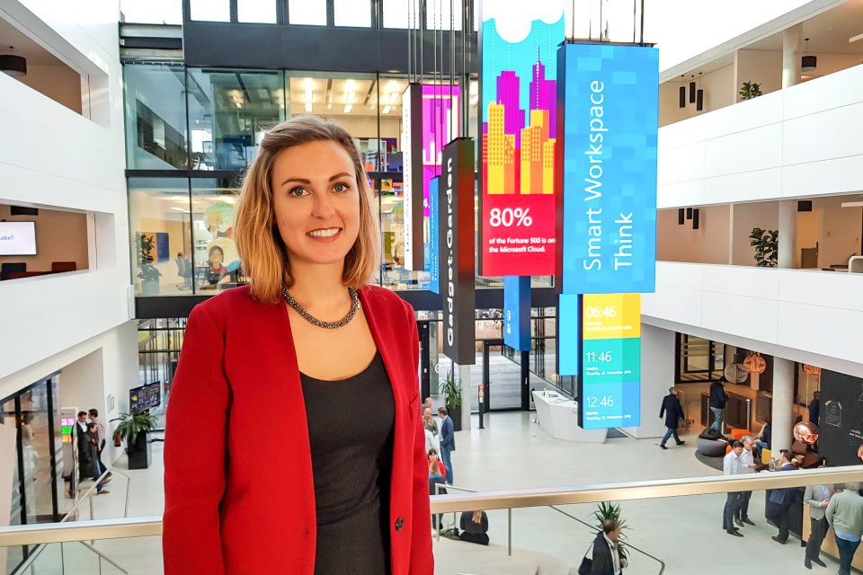 Sydne-Aline im Atrium bei Microsoft Deutschland