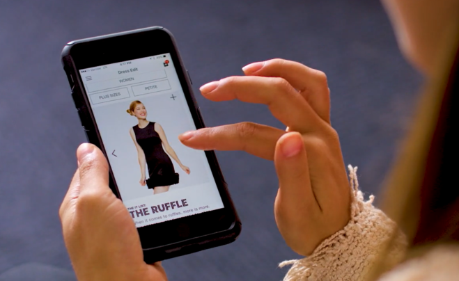 Das Bild zeigt das Smartphone einer Kundin, die gerade mobil bei Macy's shoppt.