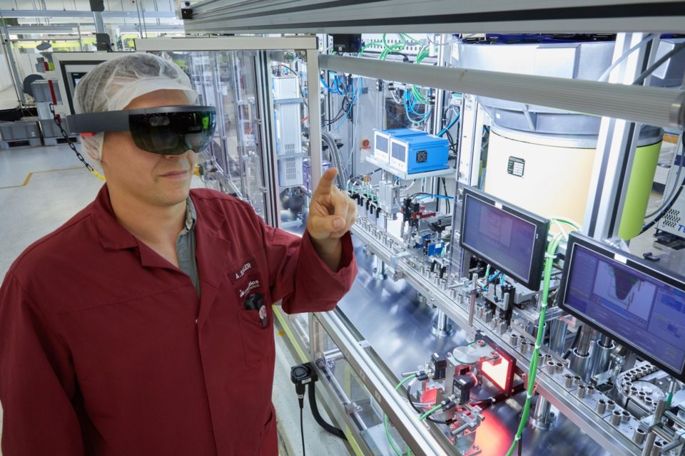 Mixed Reality im Einsatz: T-Systems Multimedia Solutions erleichtert die Wartung komplexer Produktionsmaschinen