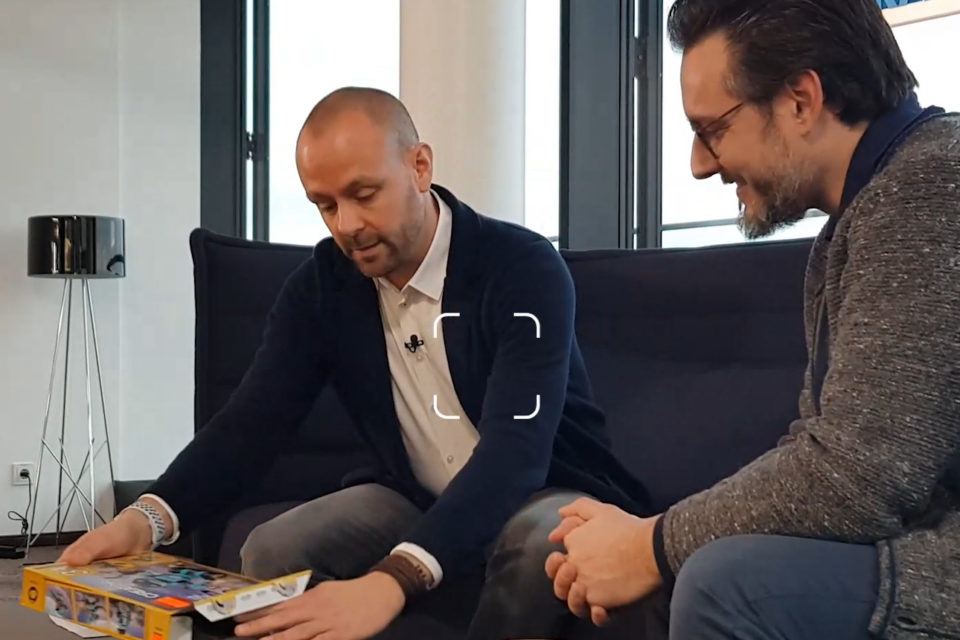 Bild von Andre Kiehne und Sami Hadaddin von der TU München beim Bauen eines Lego-Roboters