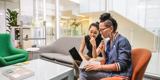 Microsoft-Mitarbeiterinnen arbeiten an Künstlicher Intelligenz