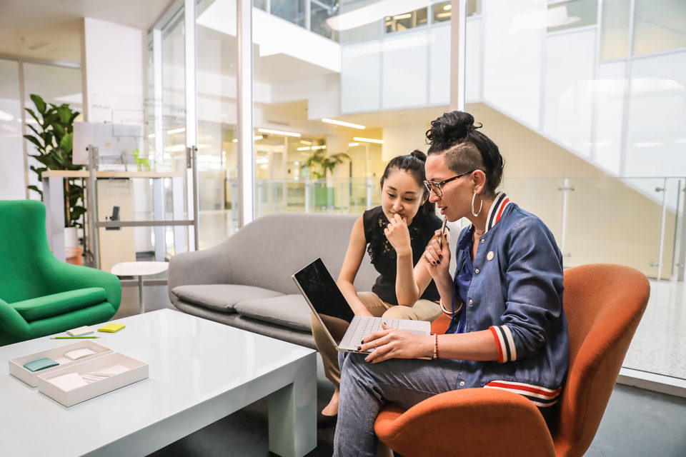 Microsoft-Mitarbeiterinnen arbeiten an Künstlicher Intelligenz