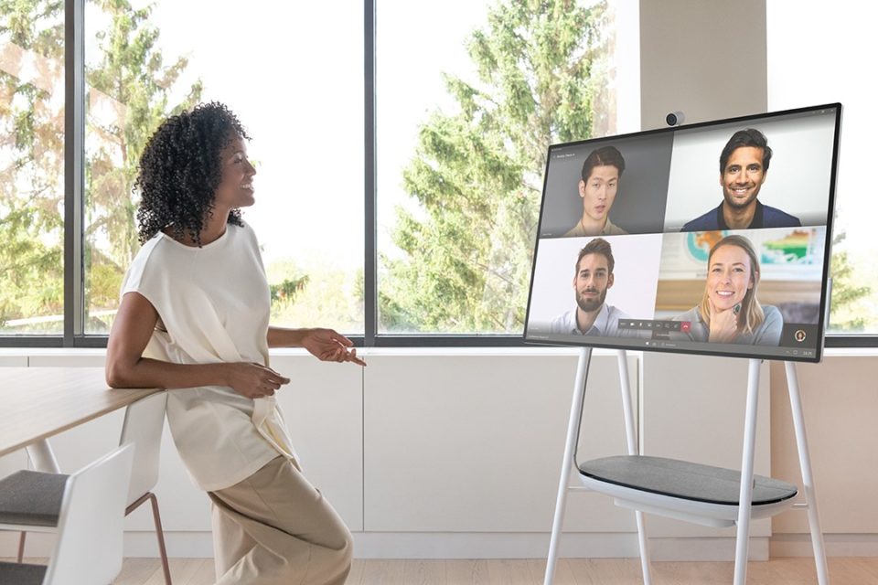 Surface Hub 2S