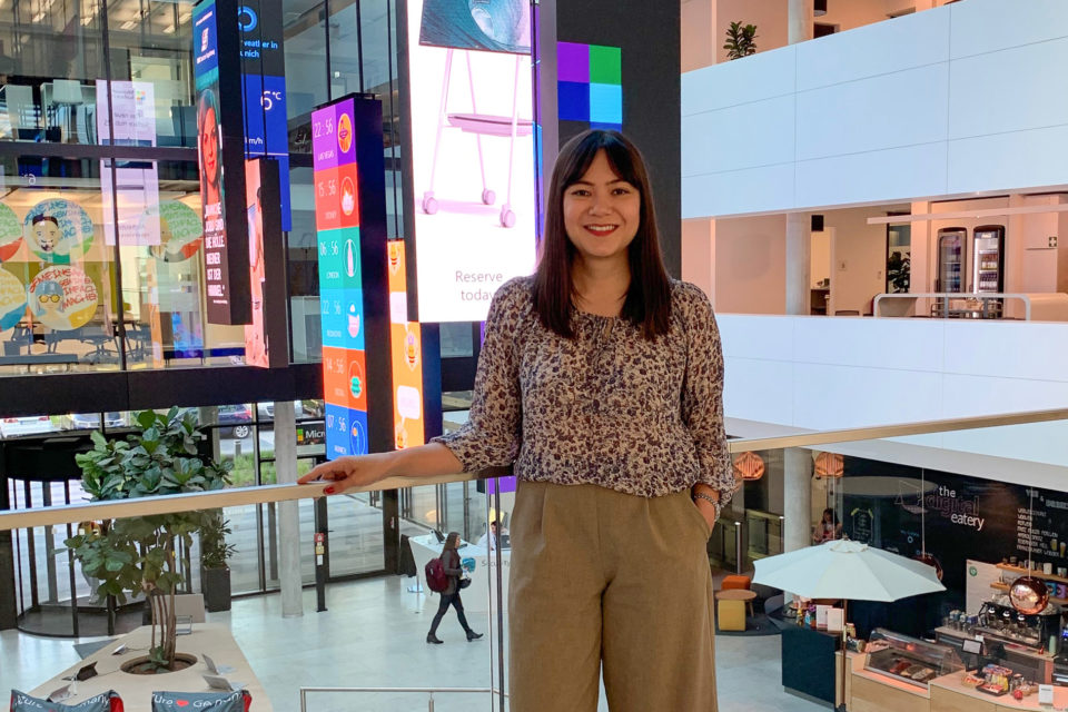 Bild von Kassandra Xavier Esteves im Atrium von Microsoft Deutschland in München