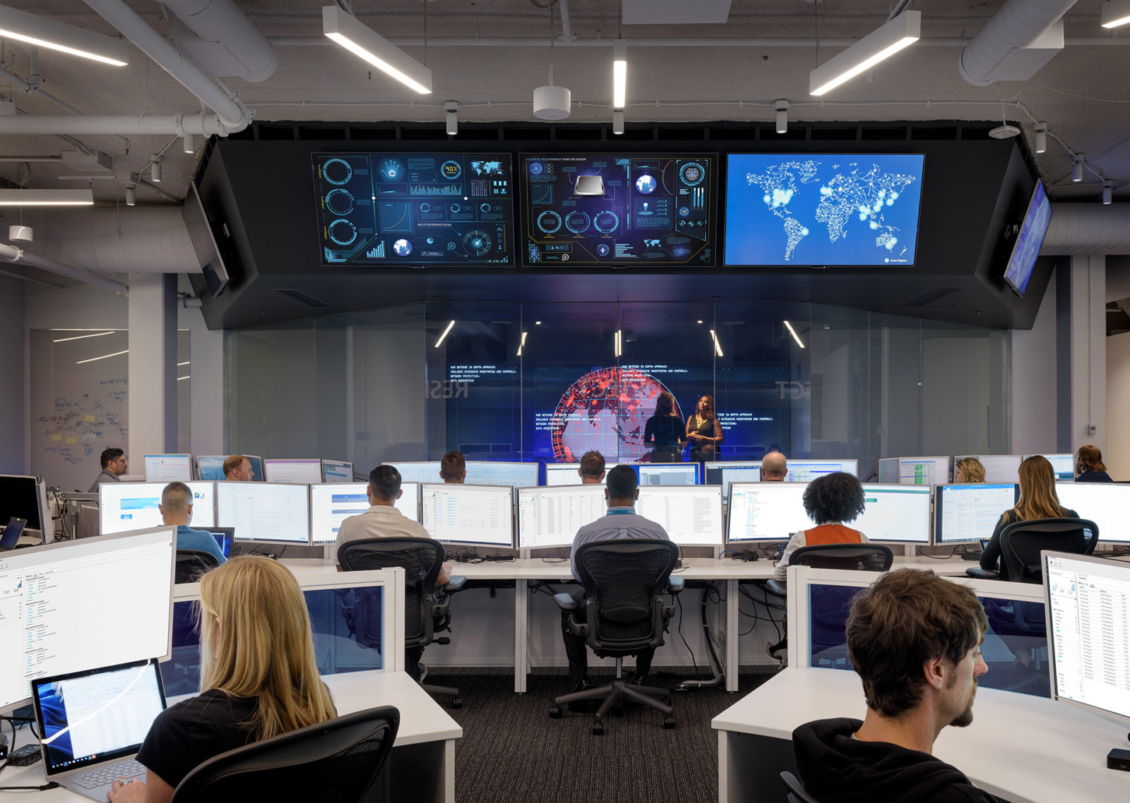 Bild von Mitarbeitern im Microsoft Cyber Defense Operations Center