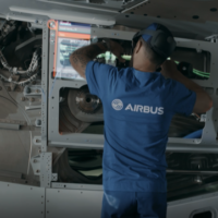 Mitarbeiter arbeitet mit HoloLens an Flugzeug