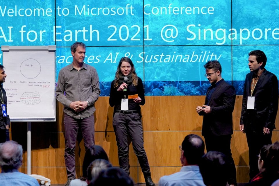 Bild vom Roadmap Monitor-Team um Harald Hentschke auf der Bühne bei Microsoft in Berlin