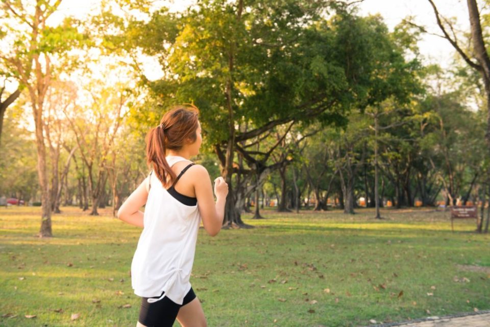 Bild einer Frau die im Park joggen geht