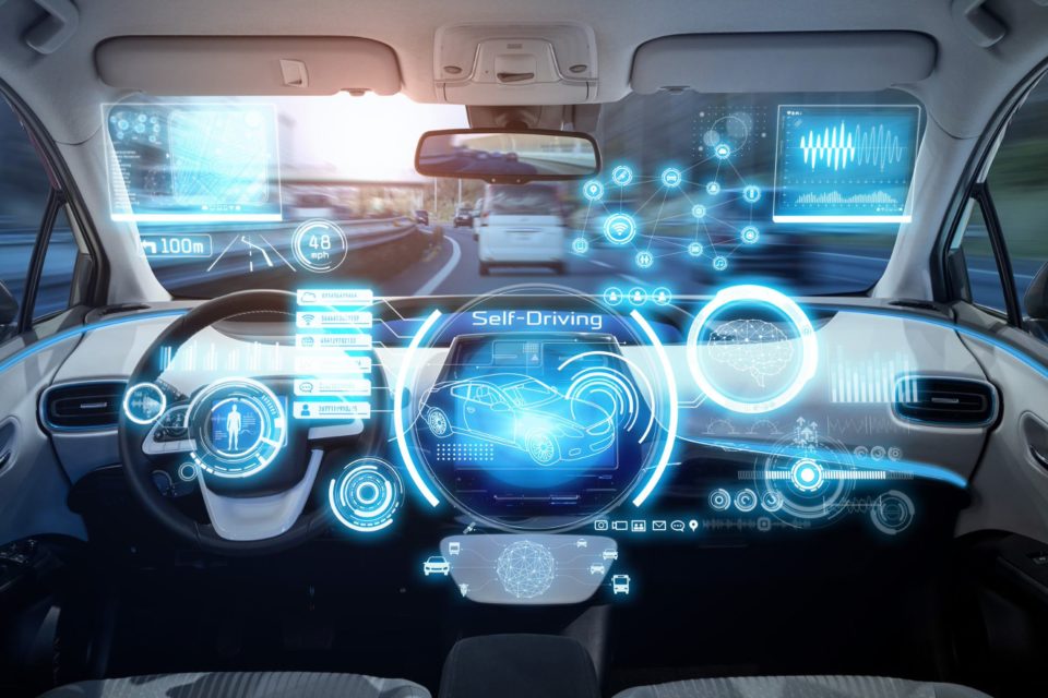 Cockpit von einem Fahrzeug mit Einblendungen