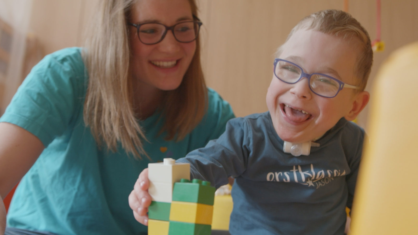 Bild von Sabrina Leick mit Jason beim Spielen