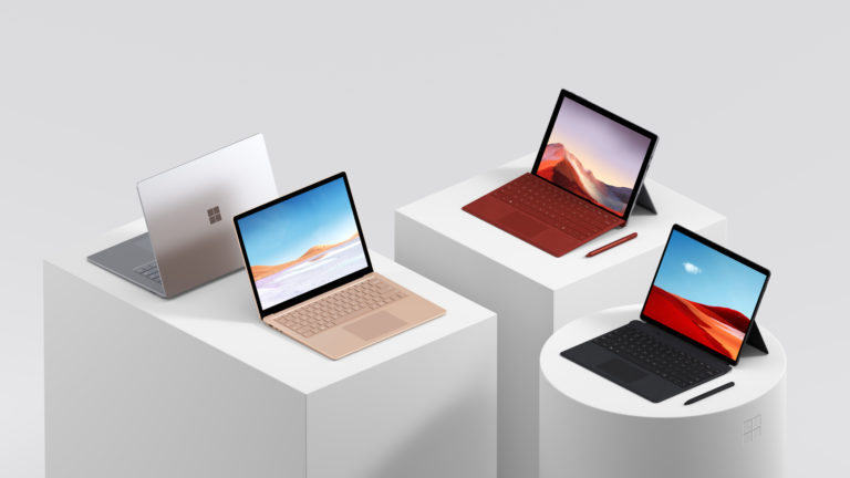 Diverse Laptops vor weißem Hintergrund