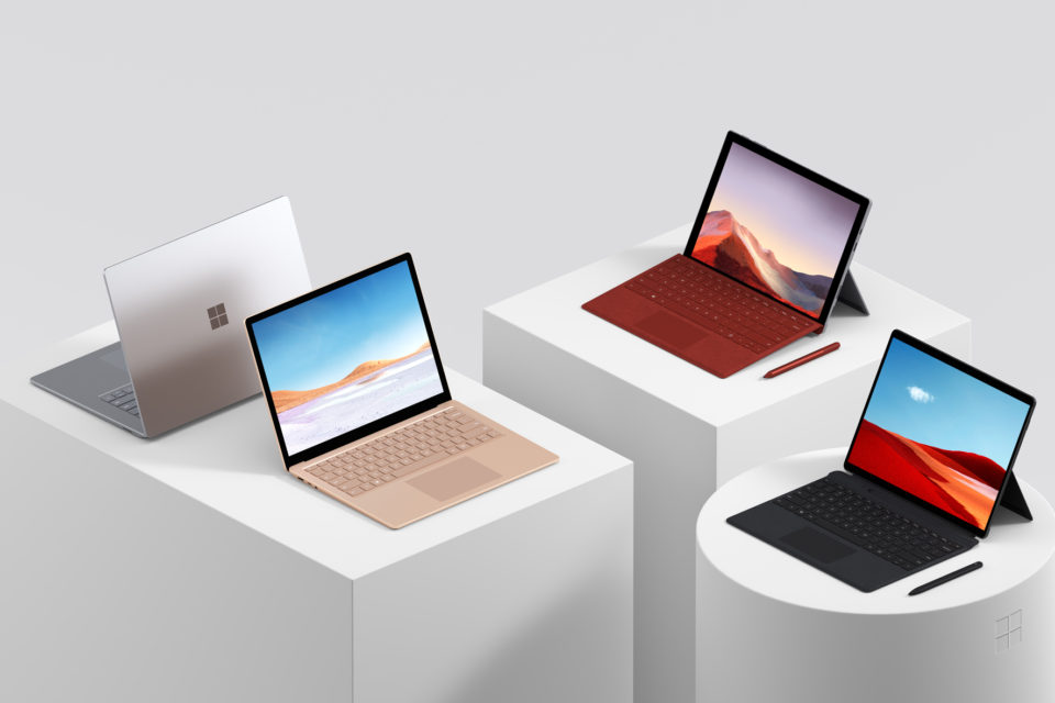 Diverse Laptops vor weißem Hintergrund