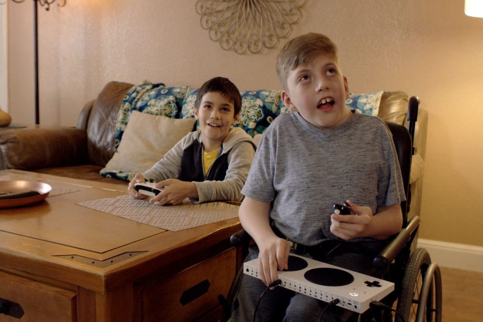 Zwei Jungs die mit dem Adaptive Controller Xbox One spielen