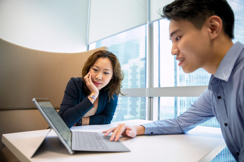 Kollegen arbeiten gemeinsam an einem Projekt im Büro.