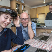 Ein Junge mit Sehbehinderung nutzt eine modifizierte Hololens, um seine Mitmenschen erkennen zu können