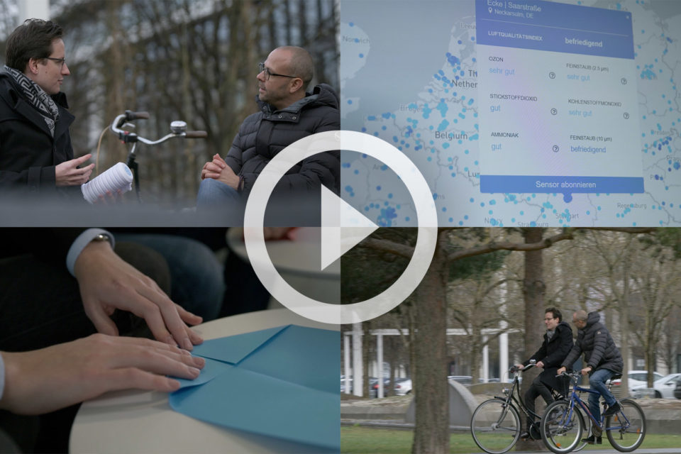 Eine Collage aus vier Bildern: Links oben sitzen Robert Heinecke von Breeze Technologies und Andre Kiehne von Microsoft Deutschland nebeneinander und unterhalten sich. Robert hält einen Sensor in der Hand, der die Luftqualität misst. Daneben ist das Bürgerportal von Breeze Technologies zu sehen. Auf dem Bild darunter fahren die beiden Fahrrad. Links daneben sieht man Hände, die einen Papierflieger falten.