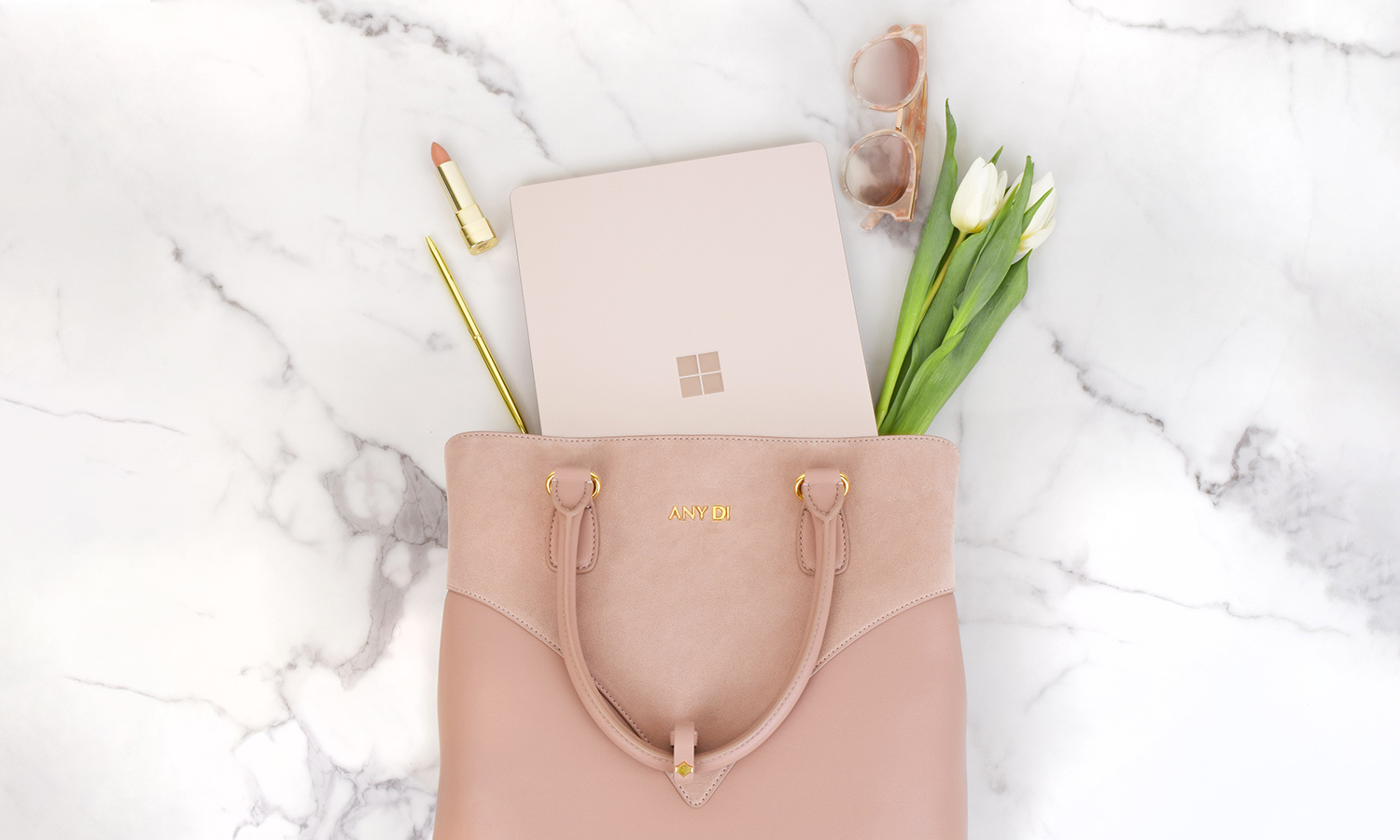 Laptop mit Tasche auf Marmortisch