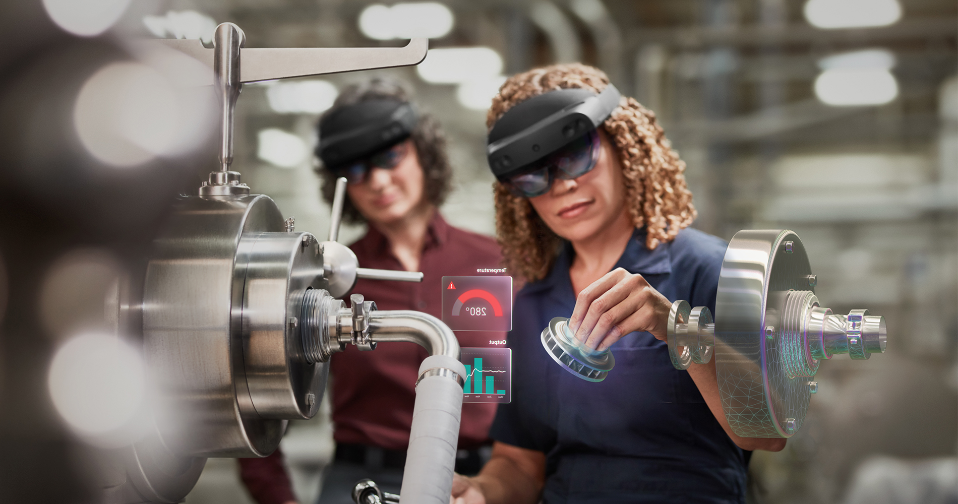 Eine Frau nutzt die Microsoft Hololens 2 in der Fertigung