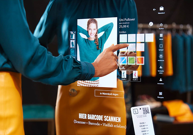 Eine Frau tippt auf einen holografischen Screen der die Technologie von Microsoft benutzt