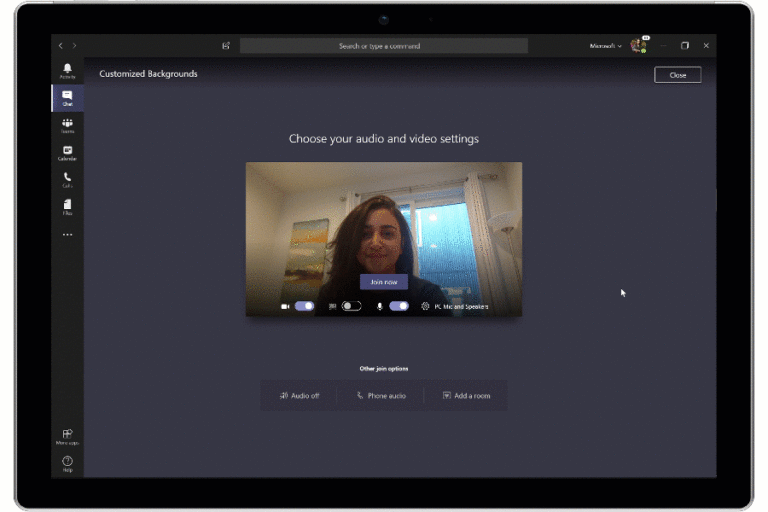 Eine Frau nutzt die intelligente Hintergrundunschärfe von Microsoft Teams.