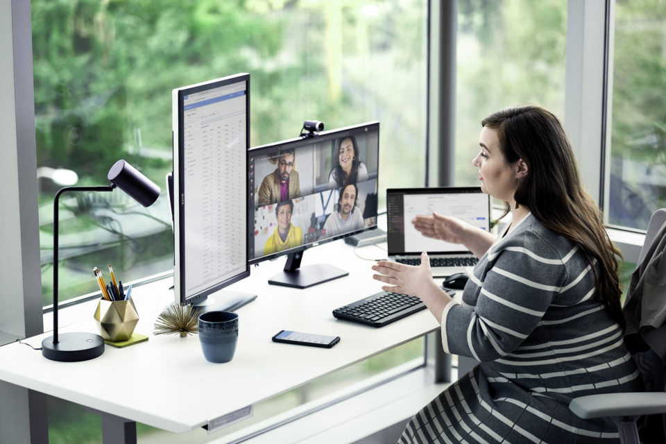 Eine Frau führt an ihrem Schreibtisch eine Videokonferenz via Microsoft Teams durch.