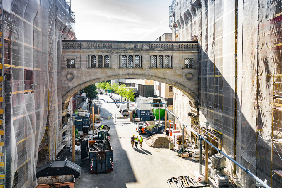 Historischer Gebäudeübergang des Bundesgesundheitsministeriums in Berlin.