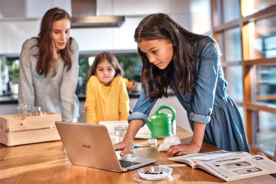 Eine Familie arbeitet an einem Windows 10 Gerät