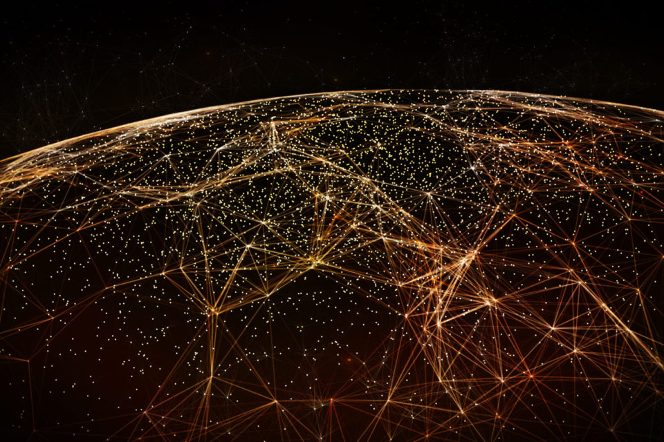 Das Bild zeigt ein angedeutetes Datennetz, das die Erdoberfläche umspannt.