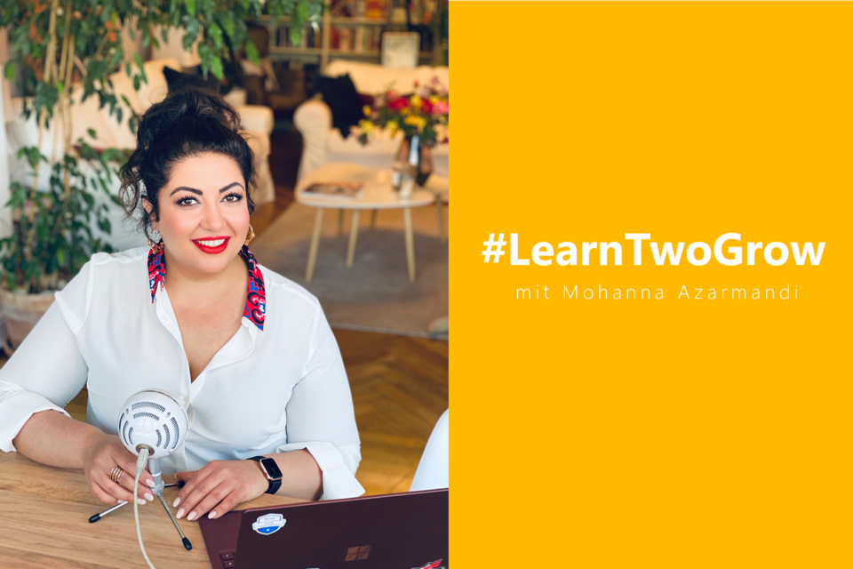 Mohanna Azarmandi (Chief Learning Officer Microsoft Deutschland) sitzt an einem Tisch. Vor ihr ein Mikrofon und ein Surface Laptop.